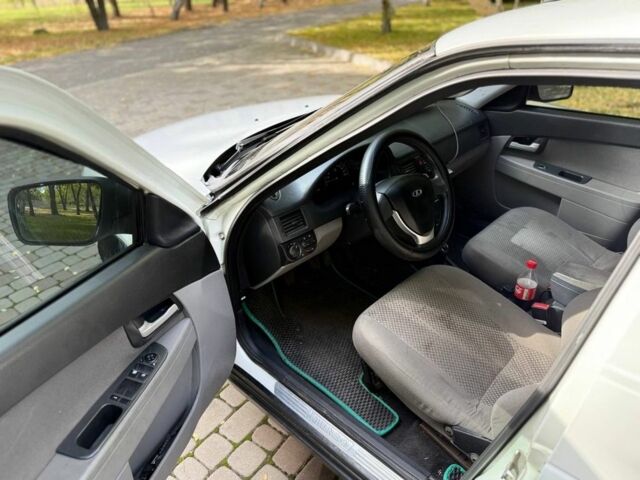 Белый ВАЗ 2170 Priora, объемом двигателя 1.6 л и пробегом 180 тыс. км за 3300 $, фото 7 на Automoto.ua