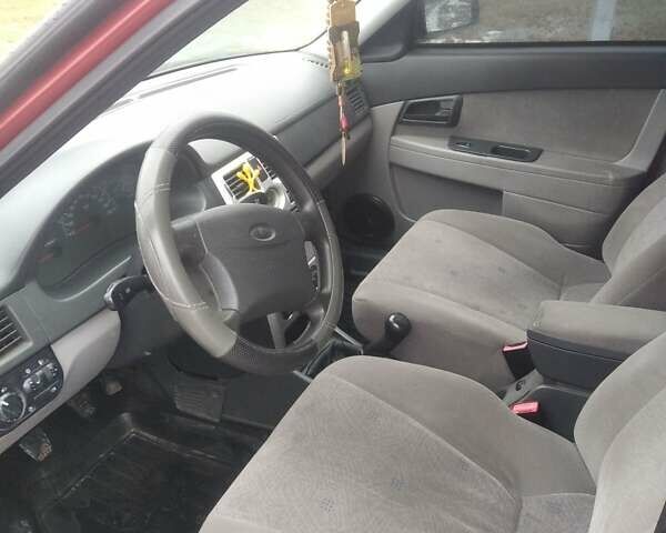 Красный ВАЗ 2170 Priora, объемом двигателя 1.6 л и пробегом 130 тыс. км за 2000 $, фото 4 на Automoto.ua