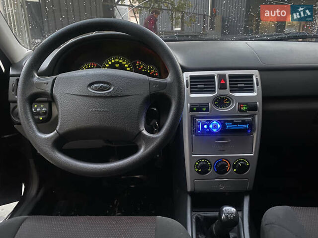 Красный ВАЗ 2170 Priora, объемом двигателя 1.6 л и пробегом 190 тыс. км за 3000 $, фото 6 на Automoto.ua