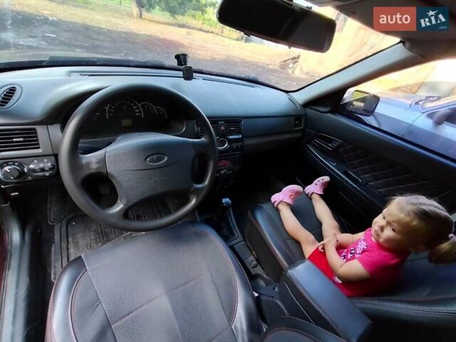 Красный ВАЗ 2170 Priora, объемом двигателя 1.6 л и пробегом 320 тыс. км за 2500 $, фото 2 на Automoto.ua