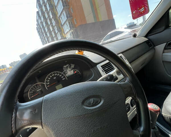 Красный ВАЗ 2170 Priora, объемом двигателя 1.6 л и пробегом 230 тыс. км за 1900 $, фото 8 на Automoto.ua