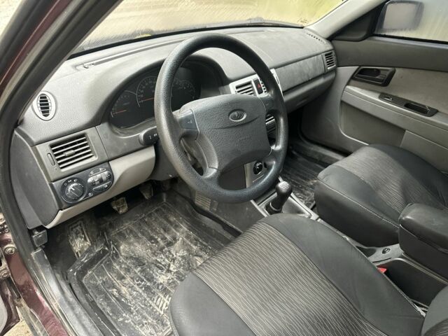 Красный ВАЗ 2170 Priora, объемом двигателя 1.6 л и пробегом 178 тыс. км за 1200 $, фото 4 на Automoto.ua