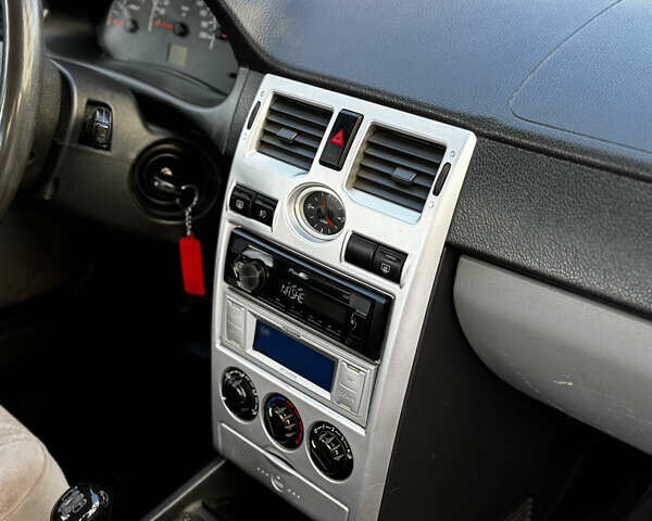 Червоний ВАЗ 2170 Priora, об'ємом двигуна 1.6 л та пробігом 200 тис. км за 2650 $, фото 25 на Automoto.ua