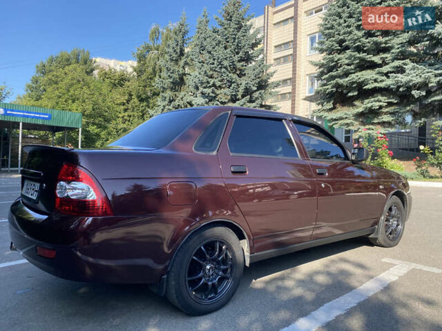Красный ВАЗ 2170 Priora, объемом двигателя 1.6 л и пробегом 331 тыс. км за 4000 $, фото 1 на Automoto.ua