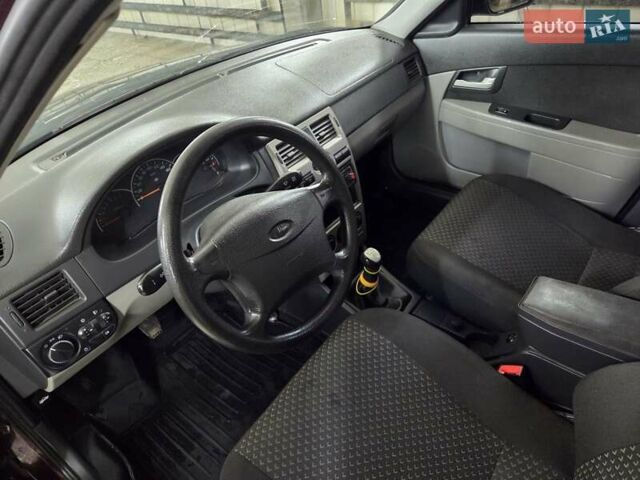 Красный ВАЗ 2170 Priora, объемом двигателя 1.6 л и пробегом 154 тыс. км за 3400 $, фото 7 на Automoto.ua