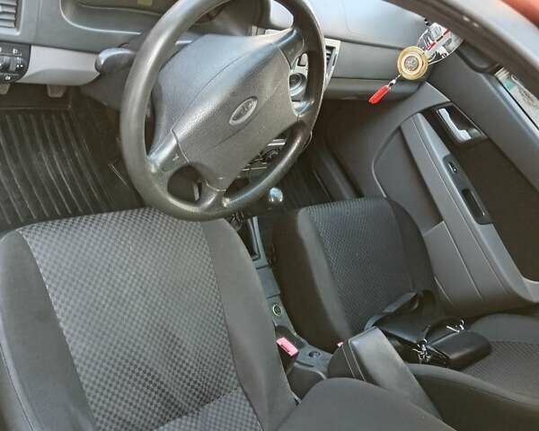 Красный ВАЗ 2170 Priora, объемом двигателя 1.6 л и пробегом 225 тыс. км за 3150 $, фото 1 на Automoto.ua