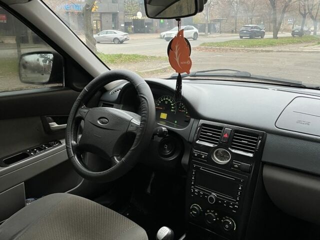 Красный ВАЗ 2170 Priora, объемом двигателя 1.6 л и пробегом 134 тыс. км за 3200 $, фото 6 на Automoto.ua