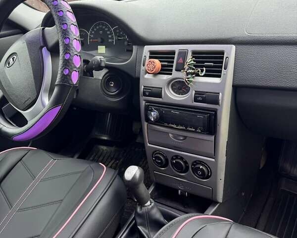 Красный ВАЗ 2170 Priora, объемом двигателя 1.6 л и пробегом 118 тыс. км за 4000 $, фото 2 на Automoto.ua