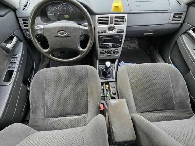 Червоний ВАЗ 2170 Priora, об'ємом двигуна 1.6 л та пробігом 210 тис. км за 1600 $, фото 4 на Automoto.ua