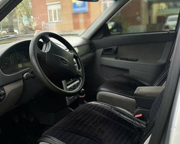 Сірий ВАЗ 2170 Priora, об'ємом двигуна 1.6 л та пробігом 180 тис. км за 2550 $, фото 1 на Automoto.ua