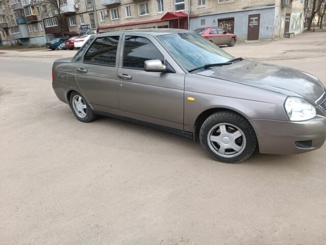 Серый ВАЗ 2170 Priora, объемом двигателя 1.6 л и пробегом 331 тыс. км за 3300 $, фото 1 на Automoto.ua