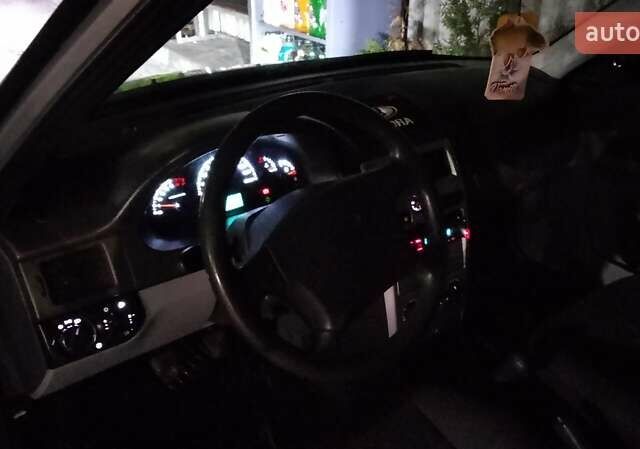 Серый ВАЗ 2170 Priora, объемом двигателя 1.6 л и пробегом 300 тыс. км за 2050 $, фото 5 на Automoto.ua