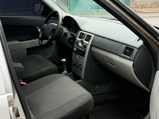 Серый ВАЗ 2170 Priora, объемом двигателя 1.6 л и пробегом 145 тыс. км за 3750 $, фото 6 на Automoto.ua