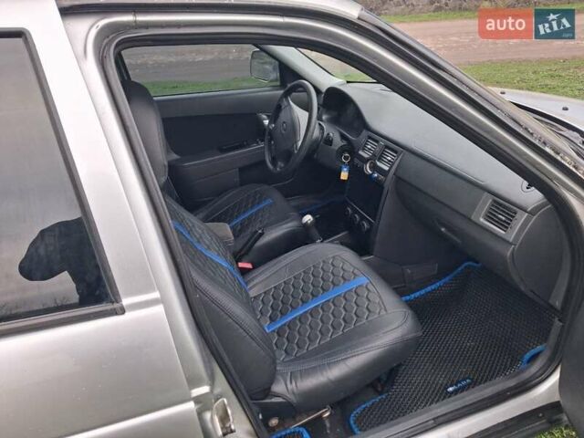 Серый ВАЗ 2170 Priora, объемом двигателя 1.6 л и пробегом 290 тыс. км за 2400 $, фото 5 на Automoto.ua