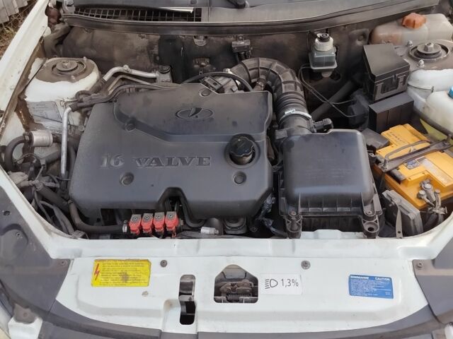 Білий ВАЗ 2171 Priora, об'ємом двигуна 1.6 л та пробігом 195 тис. км за 3700 $, фото 2 на Automoto.ua