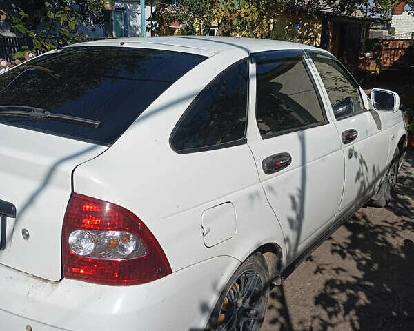 Белый ВАЗ 2172 Priora, объемом двигателя 1.6 л и пробегом 150 тыс. км за 3000 $, фото 1 на Automoto.ua