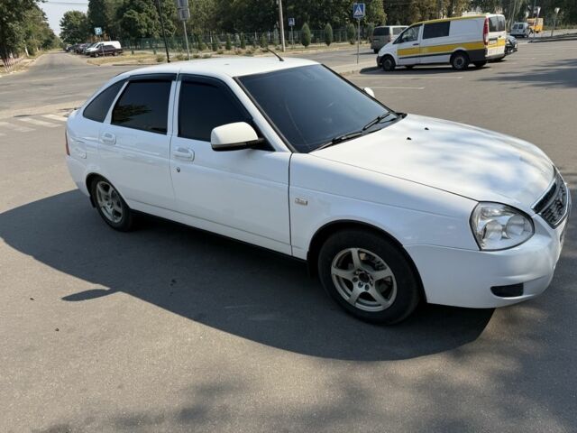 Белый ВАЗ 2172 Priora, объемом двигателя 1.6 л и пробегом 108 тыс. км за 4000 $, фото 1 на Automoto.ua