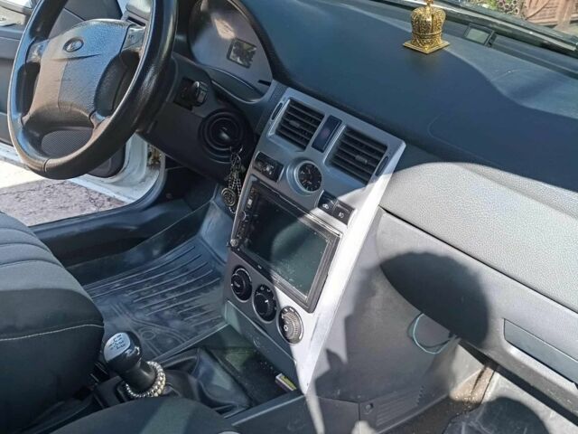 Белый ВАЗ 2172 Priora, объемом двигателя 1.6 л и пробегом 160 тыс. км за 2750 $, фото 2 на Automoto.ua