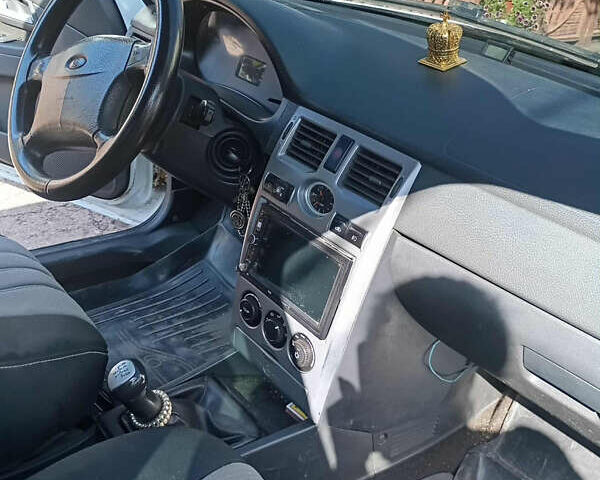 Белый ВАЗ 2172 Priora, объемом двигателя 1.6 л и пробегом 150 тыс. км за 3000 $, фото 2 на Automoto.ua