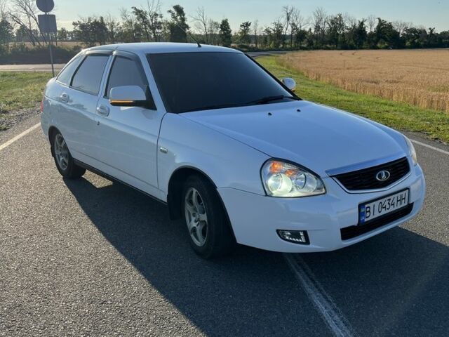 Белый ВАЗ 2172 Priora, объемом двигателя 1.6 л и пробегом 105 тыс. км за 3700 $, фото 1 на Automoto.ua