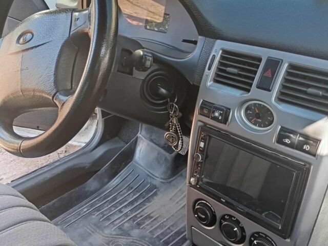 Белый ВАЗ 2172 Priora, объемом двигателя 1.6 л и пробегом 160 тыс. км за 2750 $, фото 6 на Automoto.ua