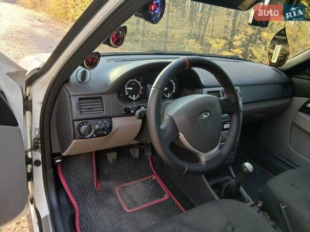Белый ВАЗ 2172 Priora, объемом двигателя 1.6 л и пробегом 150 тыс. км за 5500 $, фото 7 на Automoto.ua