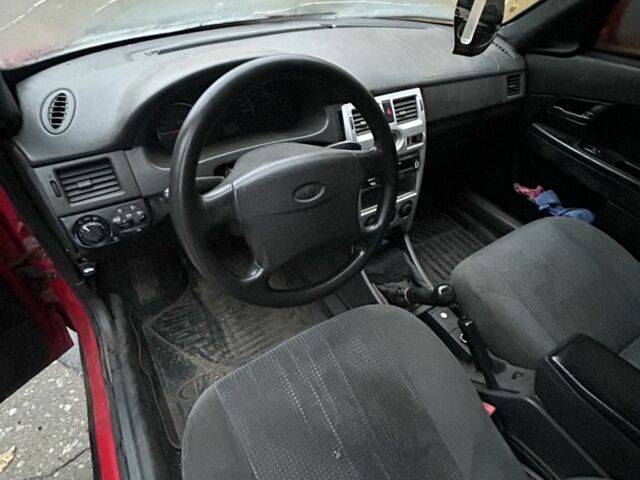 Красный ВАЗ 2172 Priora, объемом двигателя 1.6 л и пробегом 250 тыс. км за 1668 $, фото 4 на Automoto.ua