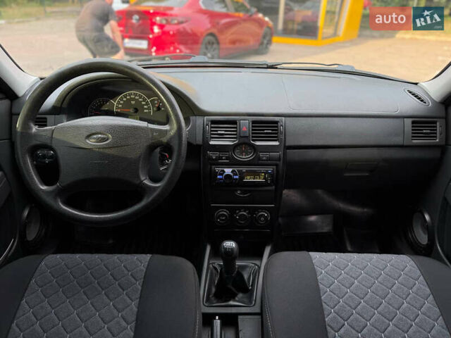 Красный ВАЗ 2172 Priora, объемом двигателя 1.6 л и пробегом 158 тыс. км за 2999 $, фото 10 на Automoto.ua