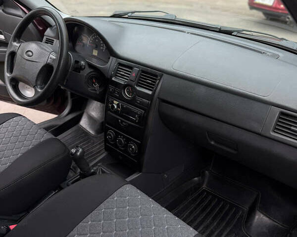 Красный ВАЗ 2172 Priora, объемом двигателя 1.6 л и пробегом 158 тыс. км за 2999 $, фото 8 на Automoto.ua