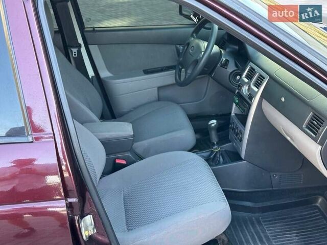 Красный ВАЗ 2172 Priora, объемом двигателя 1.6 л и пробегом 152 тыс. км за 2900 $, фото 2 на Automoto.ua