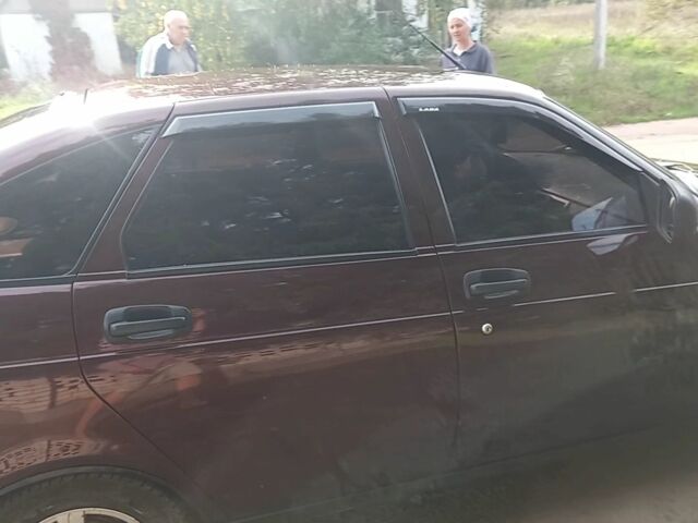 Красный ВАЗ 2172 Priora, объемом двигателя 1.6 л и пробегом 200 тыс. км за 2000 $, фото 1 на Automoto.ua