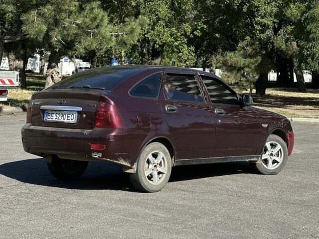 Красный ВАЗ 2172 Priora, объемом двигателя 1.6 л и пробегом 180 тыс. км за 2100 $, фото 2 на Automoto.ua