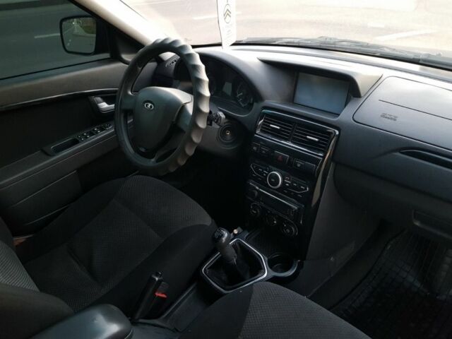 Красный ВАЗ 2172 Priora, объемом двигателя 1.6 л и пробегом 220 тыс. км за 3900 $, фото 5 на Automoto.ua