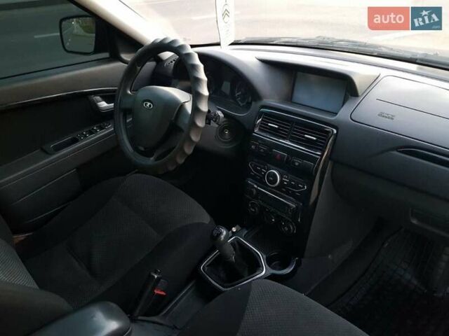 Красный ВАЗ 2172 Priora, объемом двигателя 1.6 л и пробегом 220 тыс. км за 3900 $, фото 4 на Automoto.ua