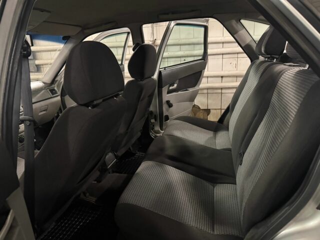 Сірий ВАЗ 2172 Priora, об'ємом двигуна 1.6 л та пробігом 187 тис. км за 2000 $, фото 6 на Automoto.ua