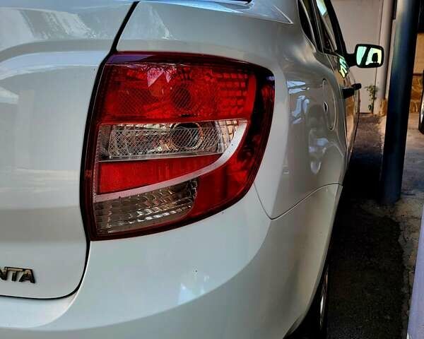 ВАЗ 2190 Гранта 2013 у Чернігові на Automoto.ua Білий ВАЗ 2190 Гранта, об'ємом двигуна 1.6 л та пробігом 111 тис. км за 3800 $, фото 6 на Automoto.ua