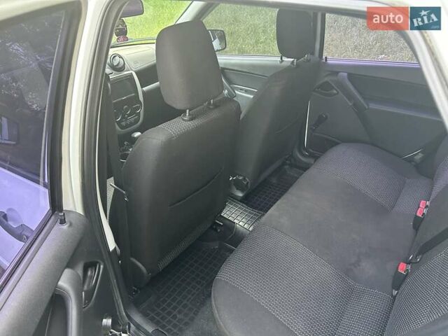 Белый ВАЗ 2190 Гранта, объемом двигателя 1.6 л и пробегом 75 тыс. км за 3200 $, фото 4 на Automoto.ua