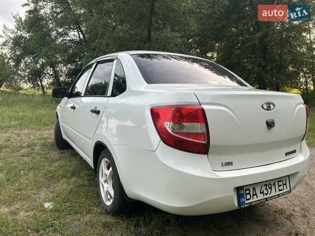 Белый ВАЗ 2190 Гранта, объемом двигателя 1.6 л и пробегом 75 тыс. км за 3200 $, фото 1 на Automoto.ua