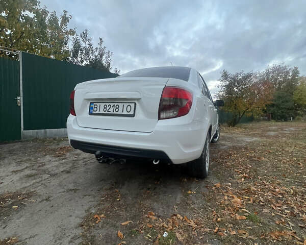 Белый ВАЗ 2190 Гранта, объемом двигателя 1.6 л и пробегом 170 тыс. км за 3500 $, фото 3 на Automoto.ua
