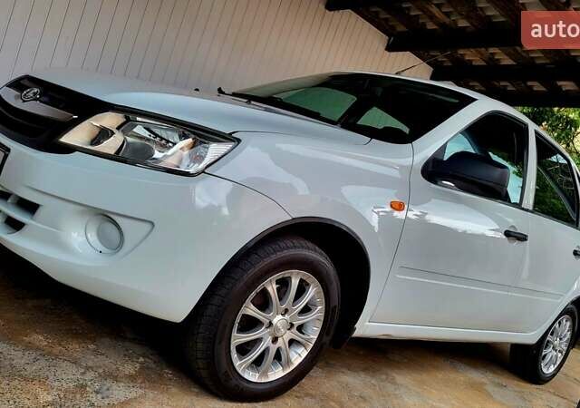 ВАЗ 2190 Гранта 2013 у Чернігові на Automoto.ua Білий ВАЗ 2190 Гранта, об'ємом двигуна 1.6 л та пробігом 111 тис. км за 3800 $, фото 2 на Automoto.ua