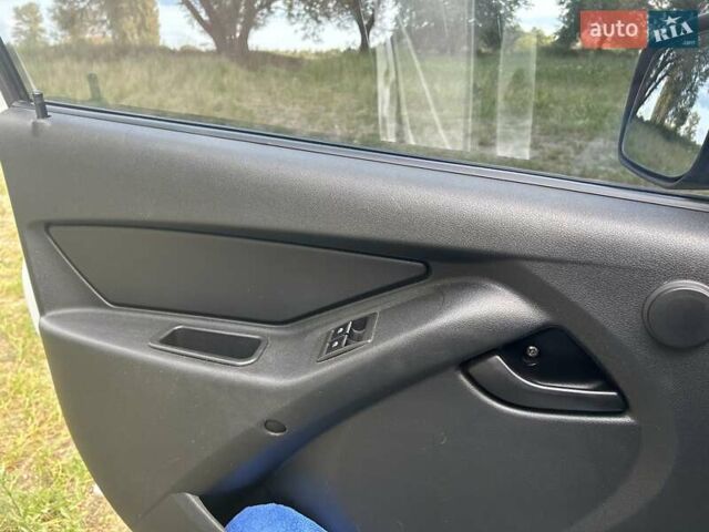 Белый ВАЗ 2190 Гранта, объемом двигателя 1.6 л и пробегом 75 тыс. км за 3200 $, фото 9 на Automoto.ua
