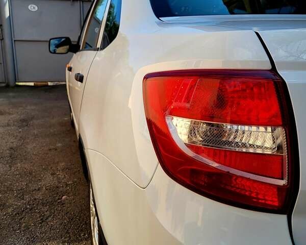 ВАЗ 2190 Гранта 2013 у Чернігові на Automoto.ua Білий ВАЗ 2190 Гранта, об'ємом двигуна 1.6 л та пробігом 111 тис. км за 3800 $, фото 5 на Automoto.ua