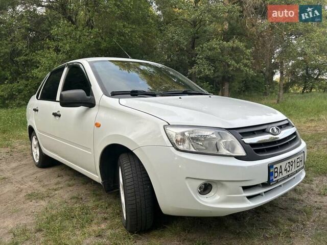 Белый ВАЗ 2190 Гранта, объемом двигателя 1.6 л и пробегом 75 тыс. км за 3200 $, фото 2 на Automoto.ua
