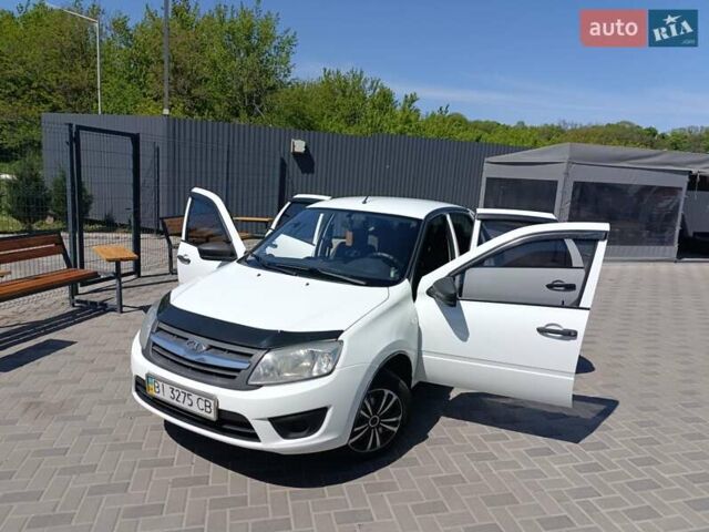Белый ВАЗ 2190 Гранта, объемом двигателя 1.6 л и пробегом 220 тыс. км за 4300 $, фото 3 на Automoto.ua