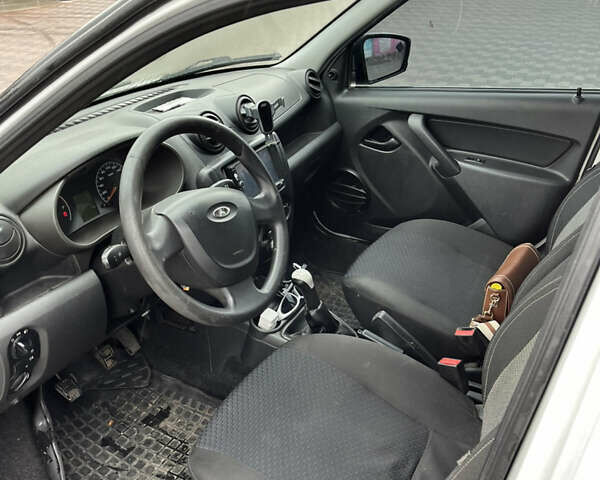 Белый ВАЗ 2190 Гранта, объемом двигателя 1.6 л и пробегом 134 тыс. км за 2999 $, фото 12 на Automoto.ua