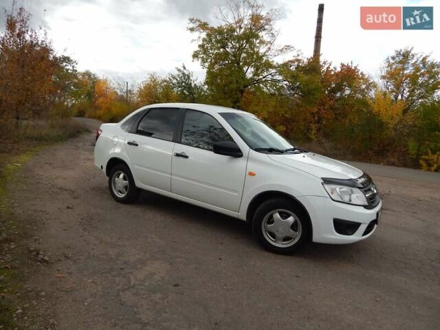 Белый ВАЗ 2190 Гранта, объемом двигателя 1.6 л и пробегом 107 тыс. км за 4000 $, фото 1 на Automoto.ua