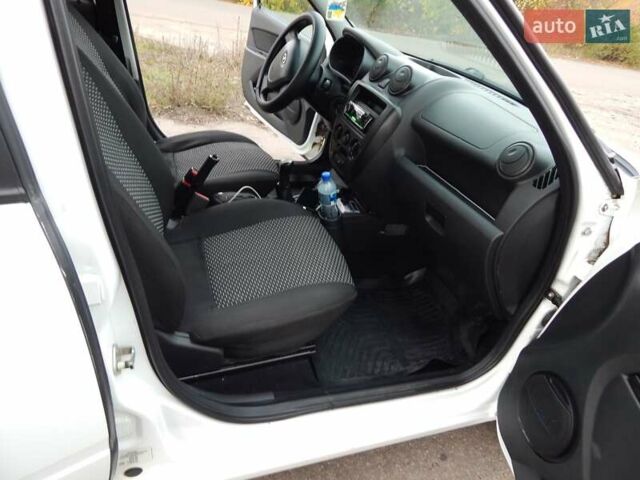 Белый ВАЗ 2190 Гранта, объемом двигателя 1.6 л и пробегом 107 тыс. км за 4000 $, фото 15 на Automoto.ua