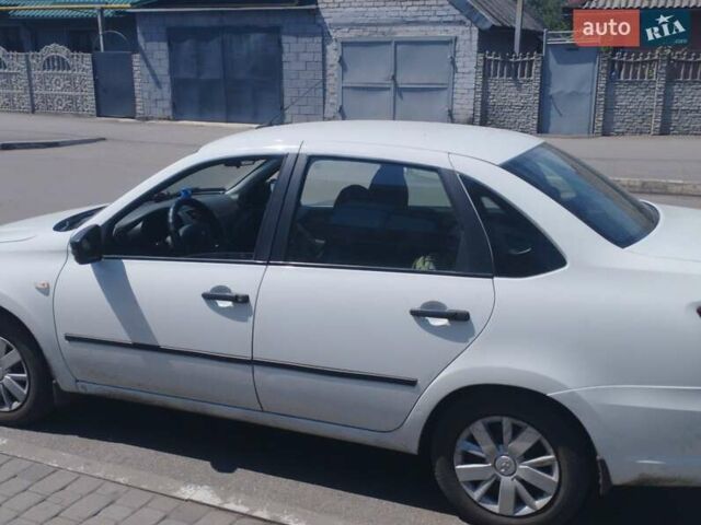 Білий ВАЗ 2190 Гранта, об'ємом двигуна 1.6 л та пробігом 120 тис. км за 4000 $, фото 2 на Automoto.ua