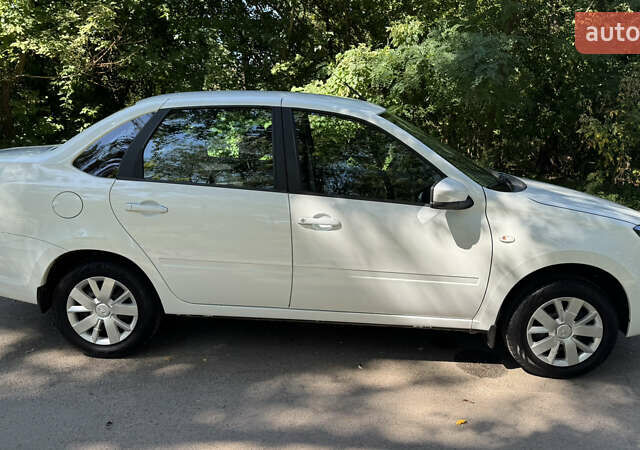 ВАЗ 2190 Гранта 2021 в Виннице на Automoto.ua Белый ВАЗ 2190 Гранта, объемом двигателя 1.6 л и пробегом 14 тыс. км за 6300 $, фото 6 на Automoto.ua