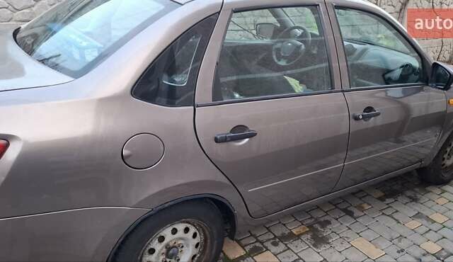 Бежевий ВАЗ 2190 Гранта, об'ємом двигуна 1.6 л та пробігом 178 тис. км за 2597 $, фото 1 на Automoto.ua